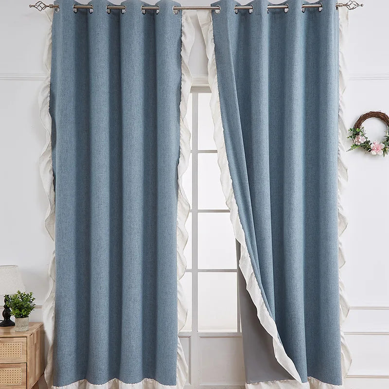 Rideaux élégants bleu pastel avec volants blancs, parfaits pour ajouter une touche de charme à votre décoration intérieure. Idéals pour le salon ou la chambre, ces rideaux apportent douceur et élégance tout en modérant la luminosité de la pièce. Transformez votre espace avec ces rideaux au design sophistiqué et moderne.