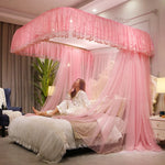 Chambre spacieuse avec un lit à baldaquin rose, une femme élégante en robe blanche reposant sur le lit, un plant décoratif près du lit et un style d'intérieur luxueux.