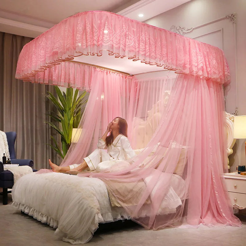 Chambre spacieuse avec un lit à baldaquin rose, une femme élégante en robe blanche reposant sur le lit, un plant décoratif près du lit et un style d'intérieur luxueux.