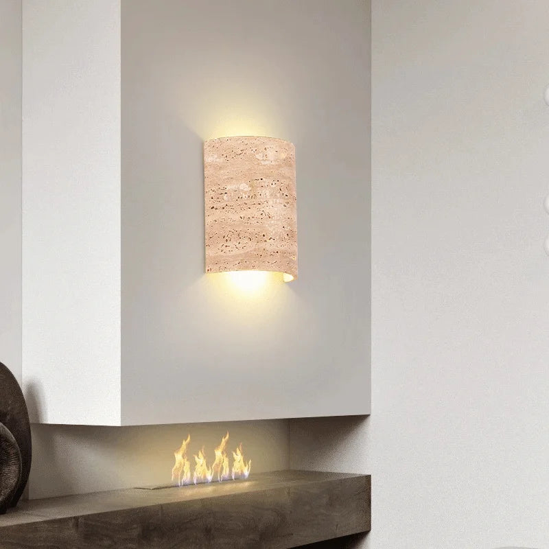 Détail de la texture de la pierre travertine jaune sur l'applique