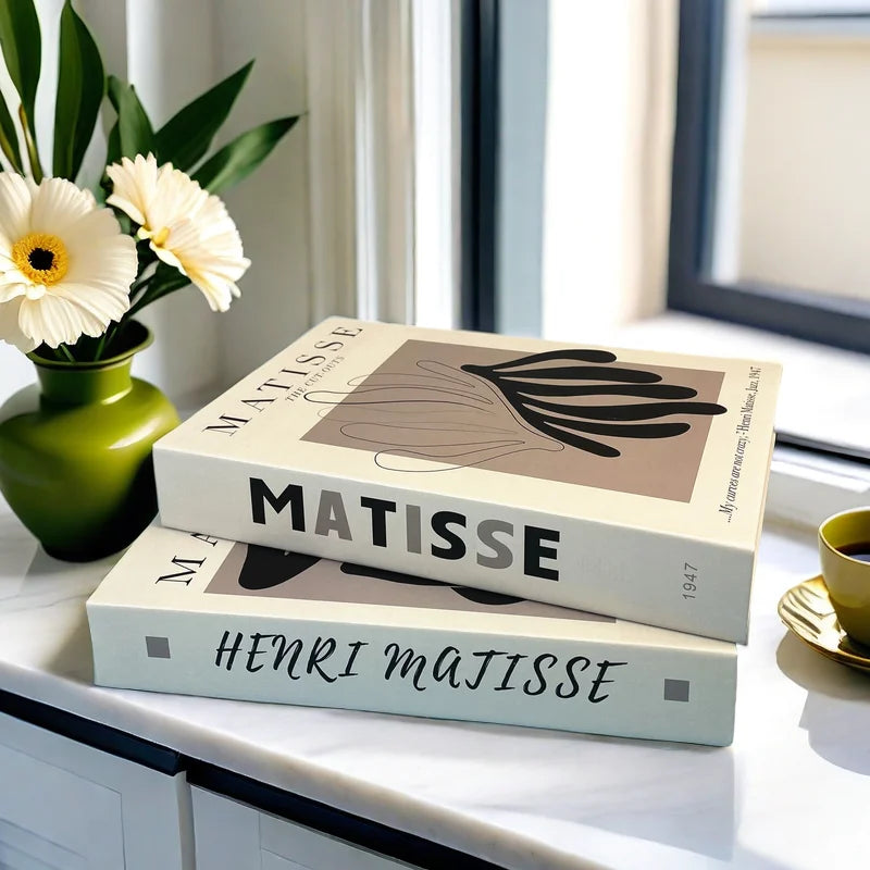 Faux livres multicolores dans un style artistique