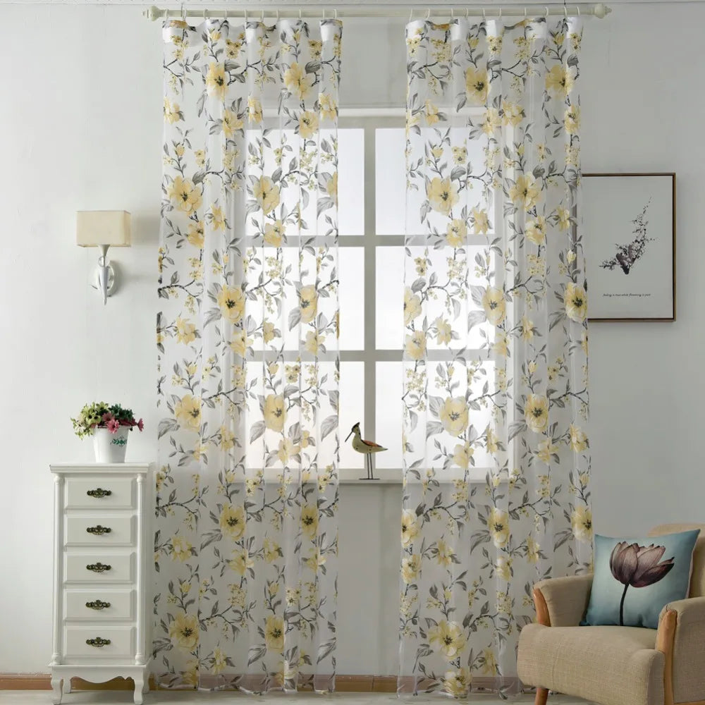 Rideau en tulle violet dans une chambre avec lumière tamisée