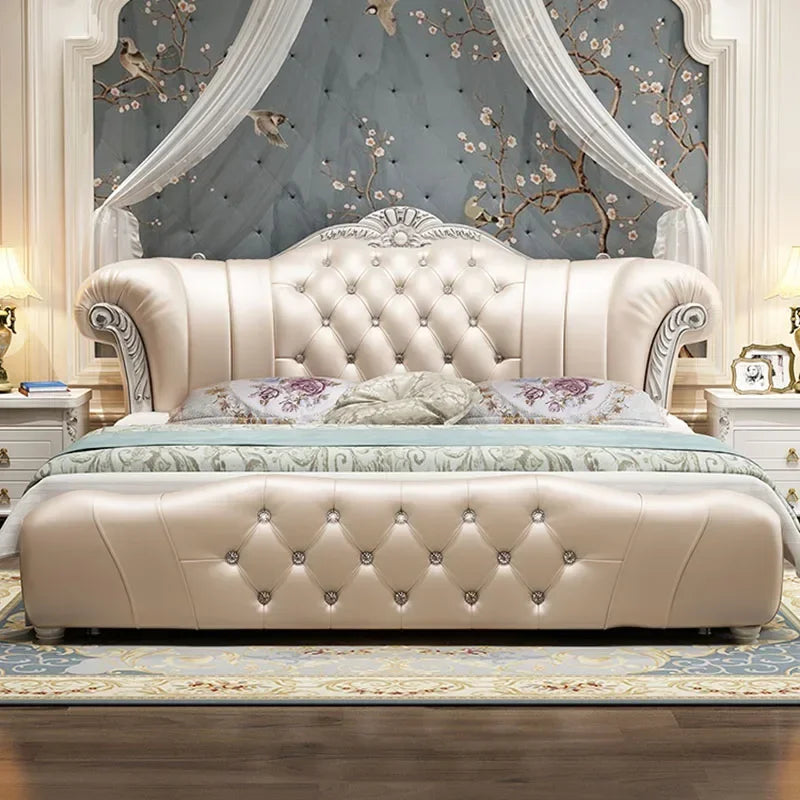 Lit de mariage en cuir noir et bois moderne dans une chambre élégante