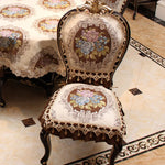 Chaises vintages décorées de motifs floraux élégants et ornements dorés, créant une ambiance raffinée et chaleureuse.