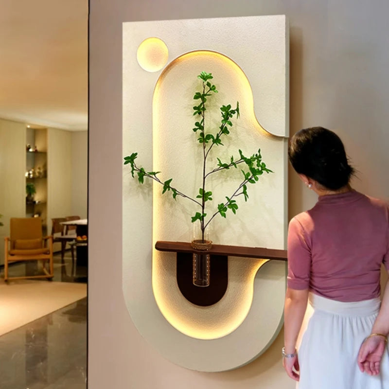 Vase mural LED accroché dans un couloir avec éclairage chaud