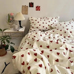 Détail du motif cœur en jacquard sur la housse de couette