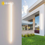 Lanterne murale LED étanche longue suspendue sur un mur de jardin