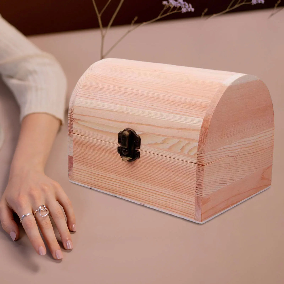 Coffre à bijoux en bois montrant la surface lisse prête à peindre