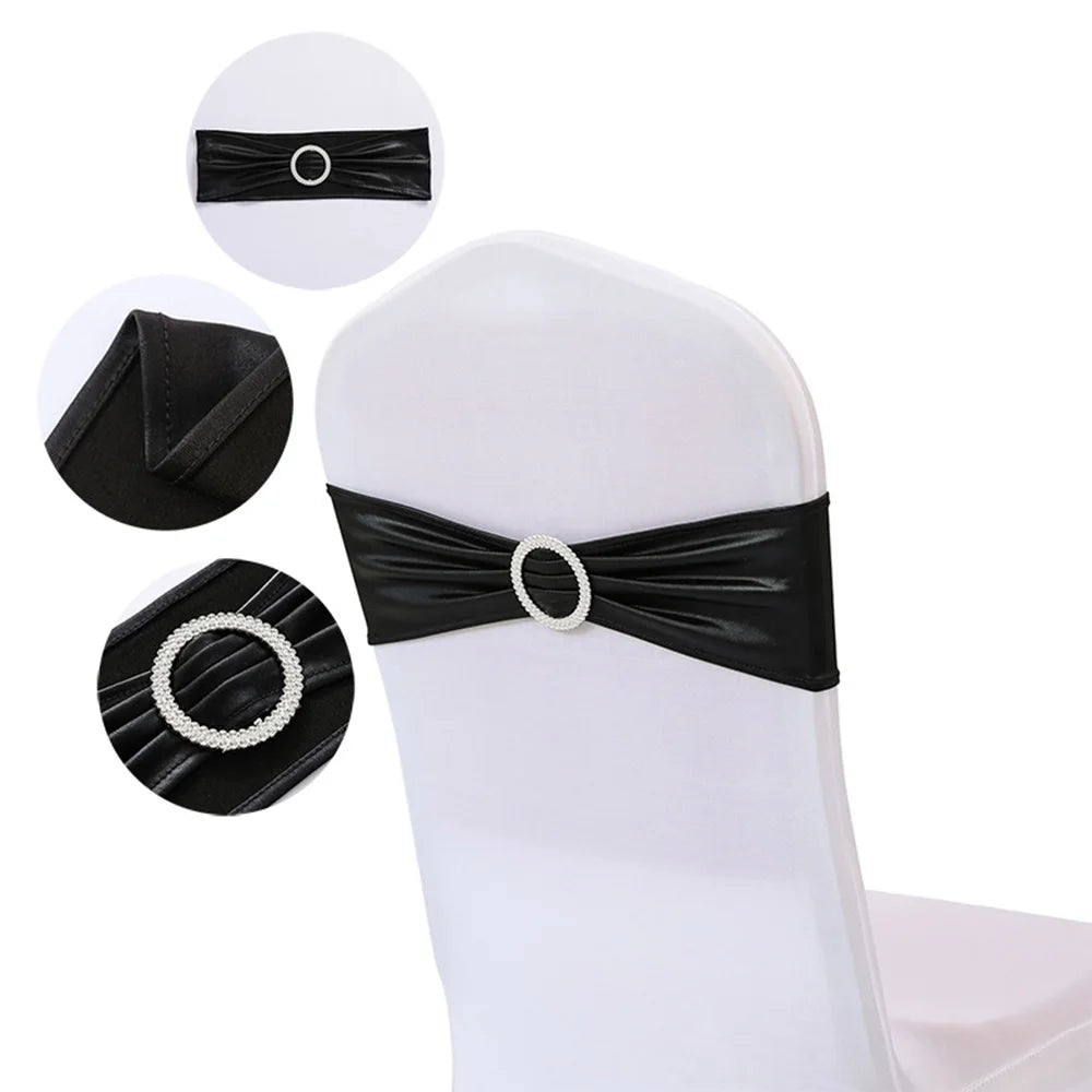 Chaise blanche élégante avec une ceinture noire et un élément décoratif en forme d'anneau orné de perles.