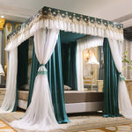 Un lit à baldaquin luxueusement décoré avec des rideaux en velours vert et des voiles blancs, créant une atmosphère élégante et raffinée dans cette chambre.