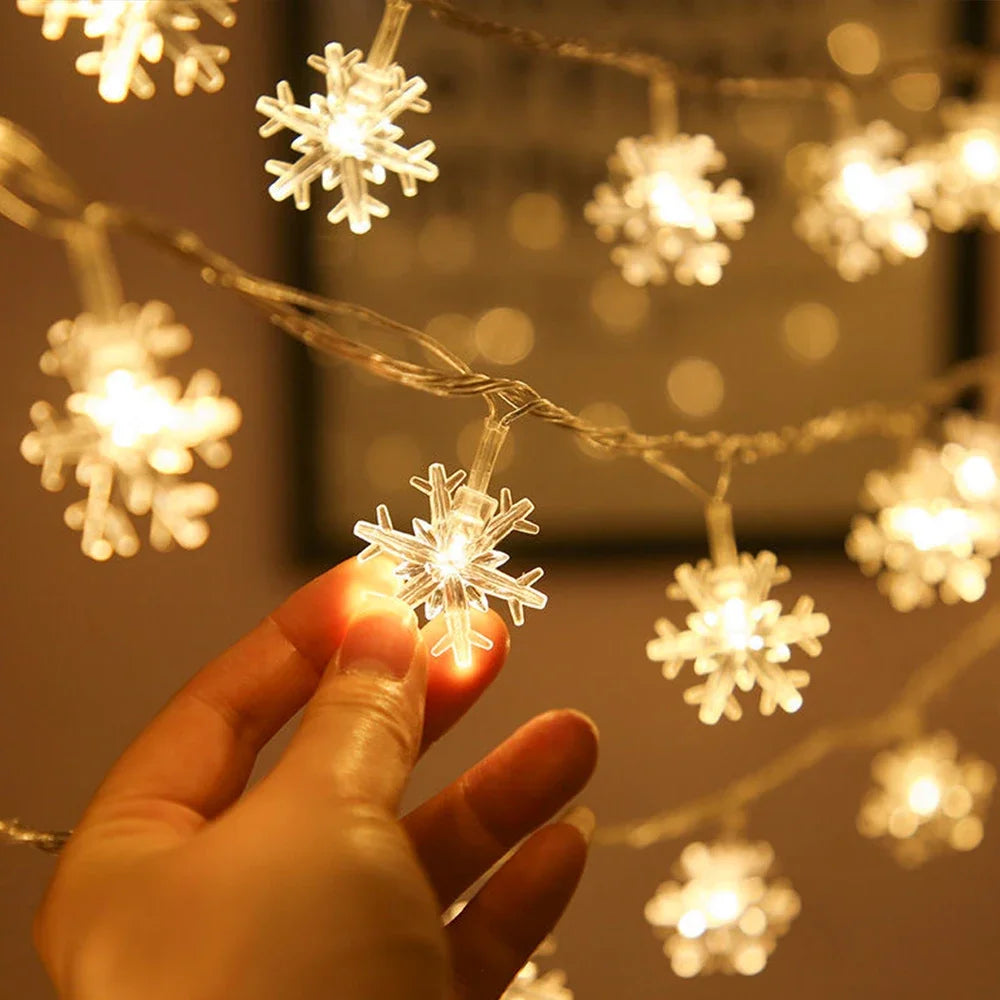 Guirlande lumineuse décorant un arbre de Noël intérieur
