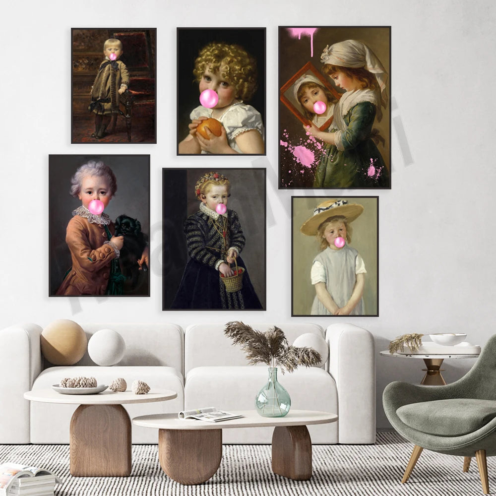Arrangement de portraits vintage de jeunes enfants, des visages souriants avec des bulles de chewing-gum, décoration murale élégante dans un salon moderne.