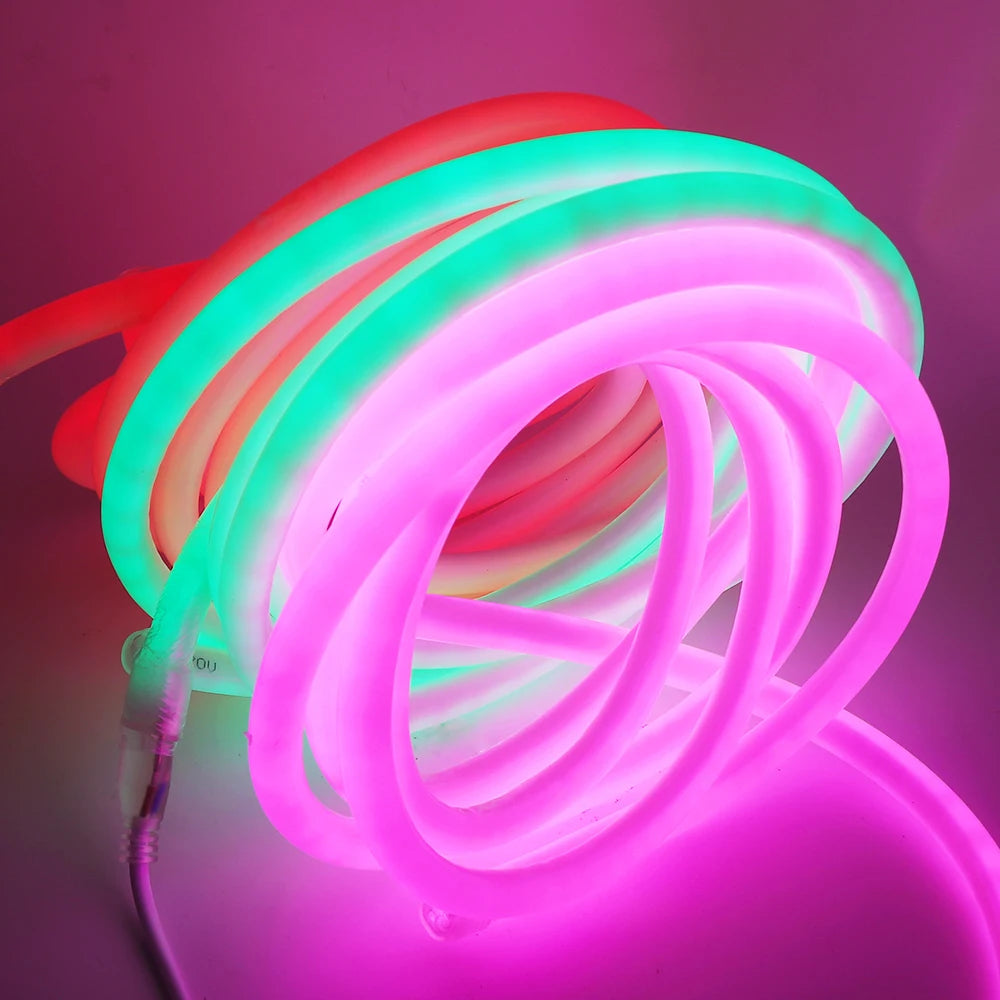 Tube néon LED rouge en installation géométrique moderne
