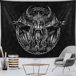 Détail du motif crâne et alien sur tapisserie en polyester