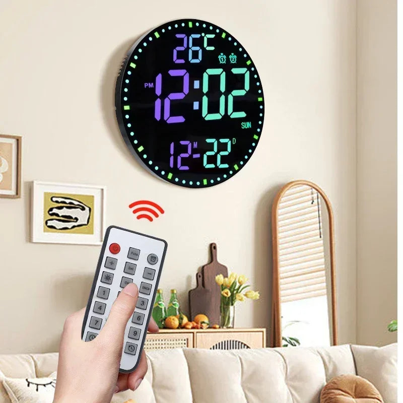 Horloge murale LED RVB noire dans un salon moderne