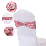 Une jolie décoration de chaise avec un ruban rose brillant, une boucle en cristaux et un style élégant pour embellir l'ambiance d'un événement spécial.