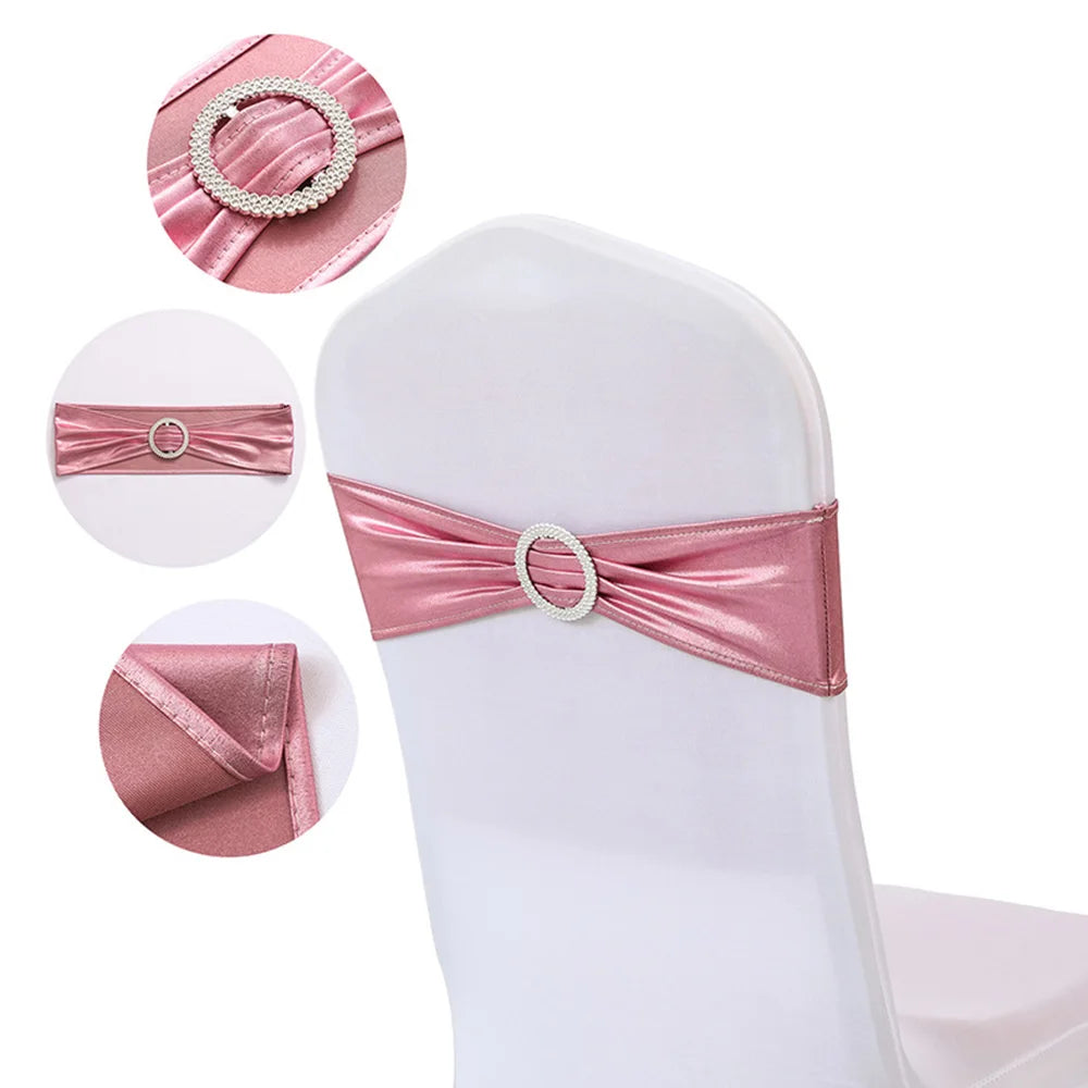 Une jolie décoration de chaise avec un ruban rose brillant, une boucle en cristaux et un style élégant pour embellir l'ambiance d'un événement spécial.
