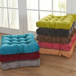 Coussin de sol vert utilisé pour la lecture