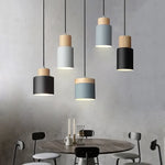 Lampe suspension LED moderne couleur bleue suspendue au-dessus d'une table de cuisine