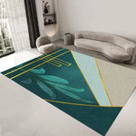 Un grand tapis vert et jaune avec des motifs abstraits décore un salon élégant avec un canapé gris clair.