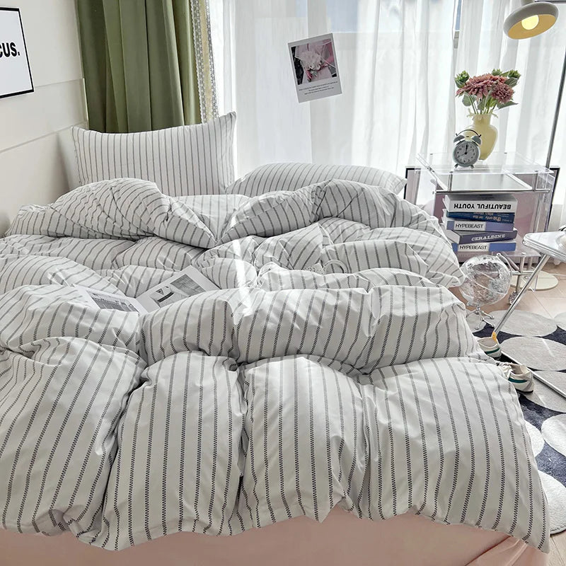Housse de couette à rayures 150x200 en polyester-coton noir sur lit queen
