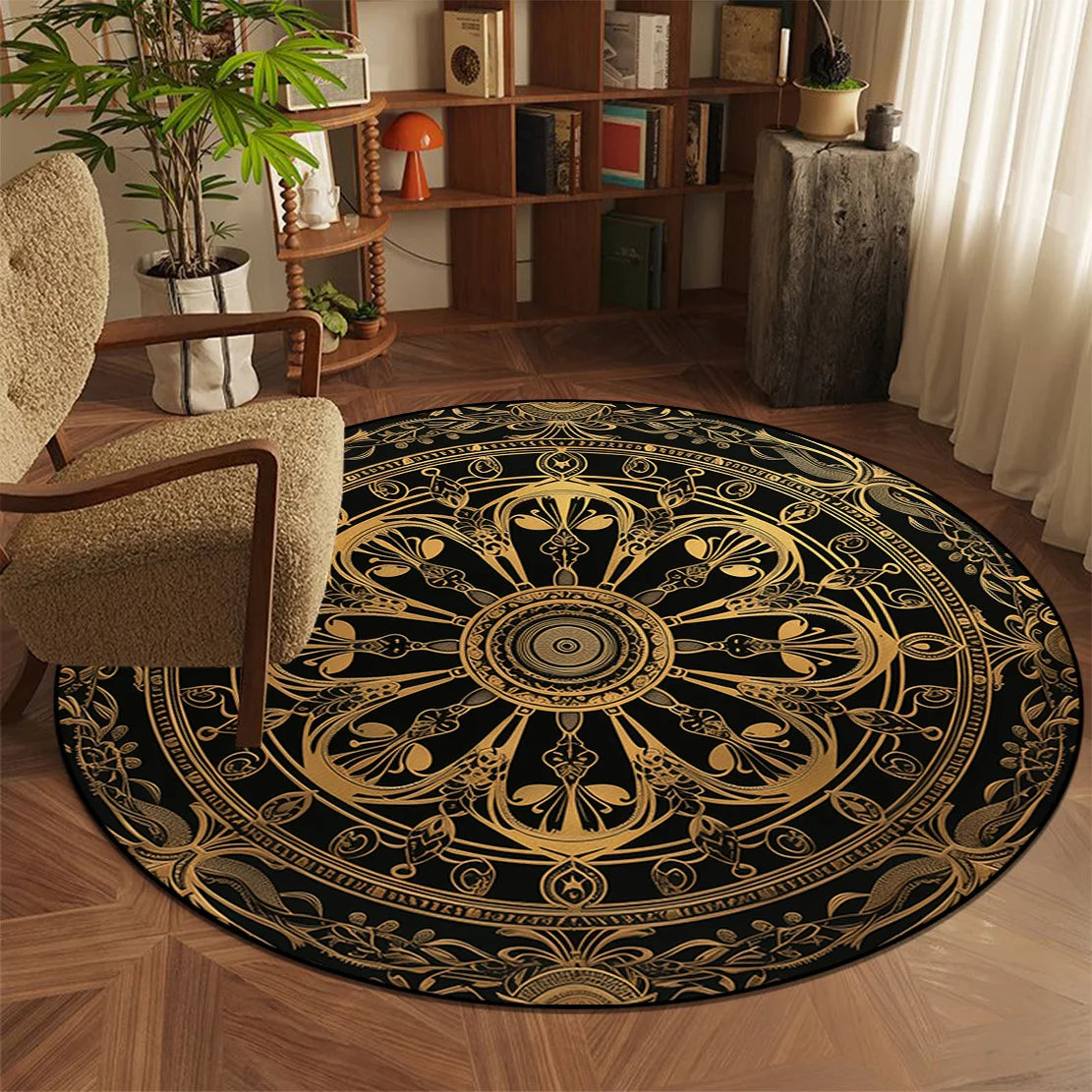 Tapis rond en forme de mandala doré et noir avec un motif ornemental complexe et décoratif, décorant le sol d'un intérieur avec des éléments végétaux et meublé dans un style vintage.