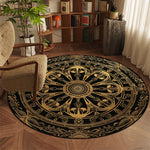 Tapis rond en forme de mandala doré et noir avec un motif ornemental complexe et décoratif, décorant le sol d'un intérieur avec des éléments végétaux et meublé dans un style vintage.