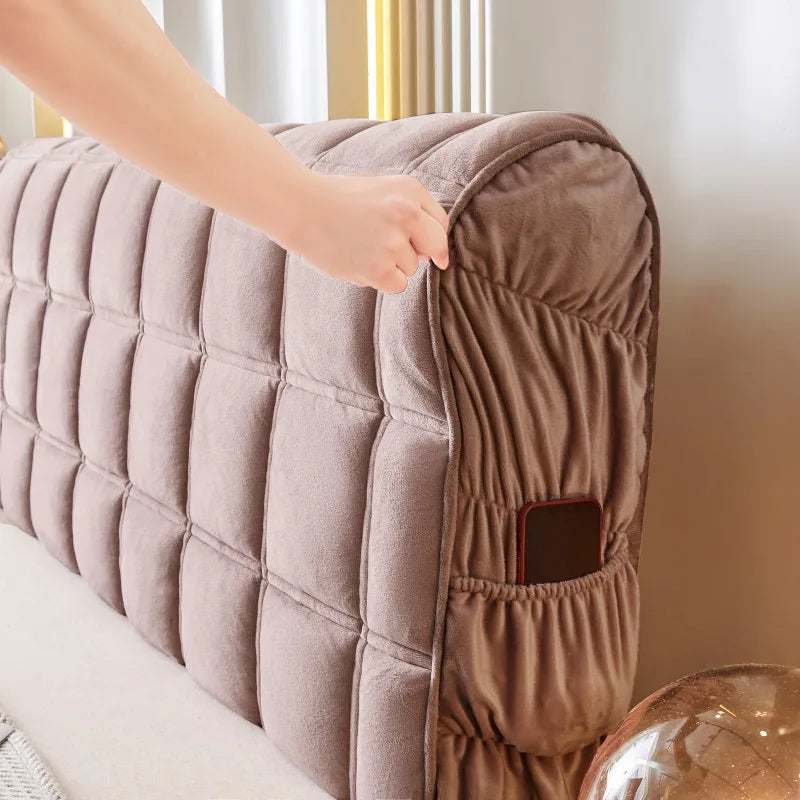Housse de tête de lit en velours matelassé violet, installée sur un lit