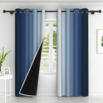 Rideaux occultants bicolores bleu marine et gris clair avec doublure noire, installés sur une tringle devant une grande fenêtre blanche.
