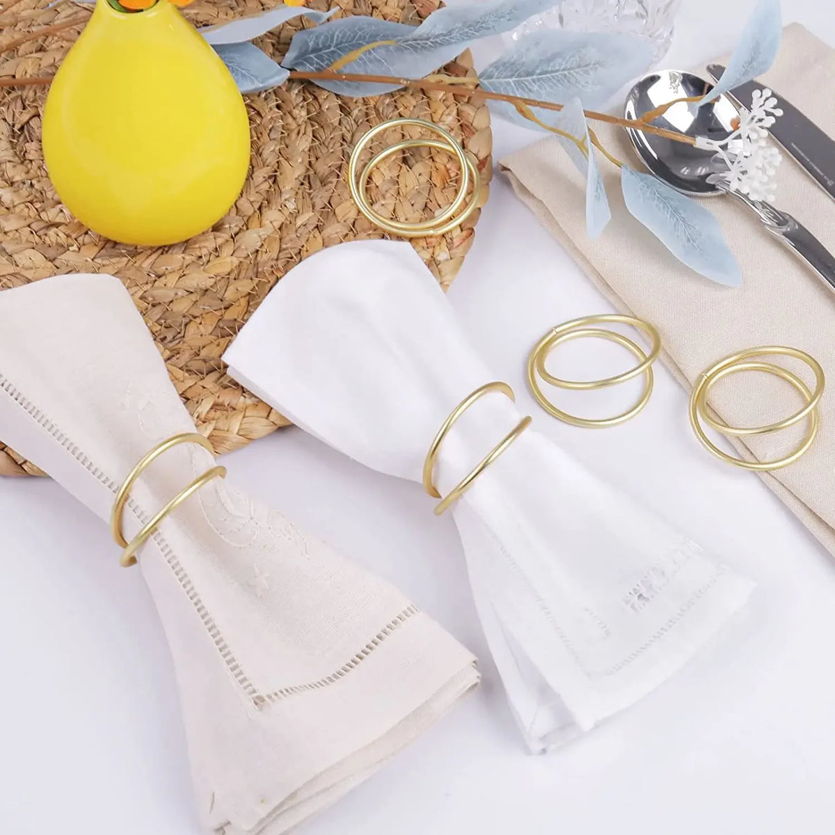 Décoration de table avec ronds de serviette dorés