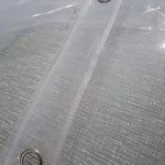 Vue de face du rideau de douche transparent dans une cabine de douche standard