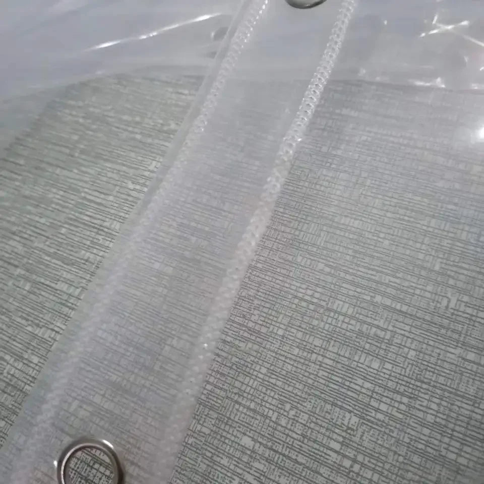 Vue de face du rideau de douche transparent dans une cabine de douche standard