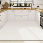 Cette cuisine moderne et élégante présente des meubles blancs, un plan de travail en bois clair, ainsi que des éléments décoratifs et un évier pour une belle mise en scène.