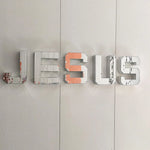 Collection de lettres décoratives multicolores formant un mot inspirant