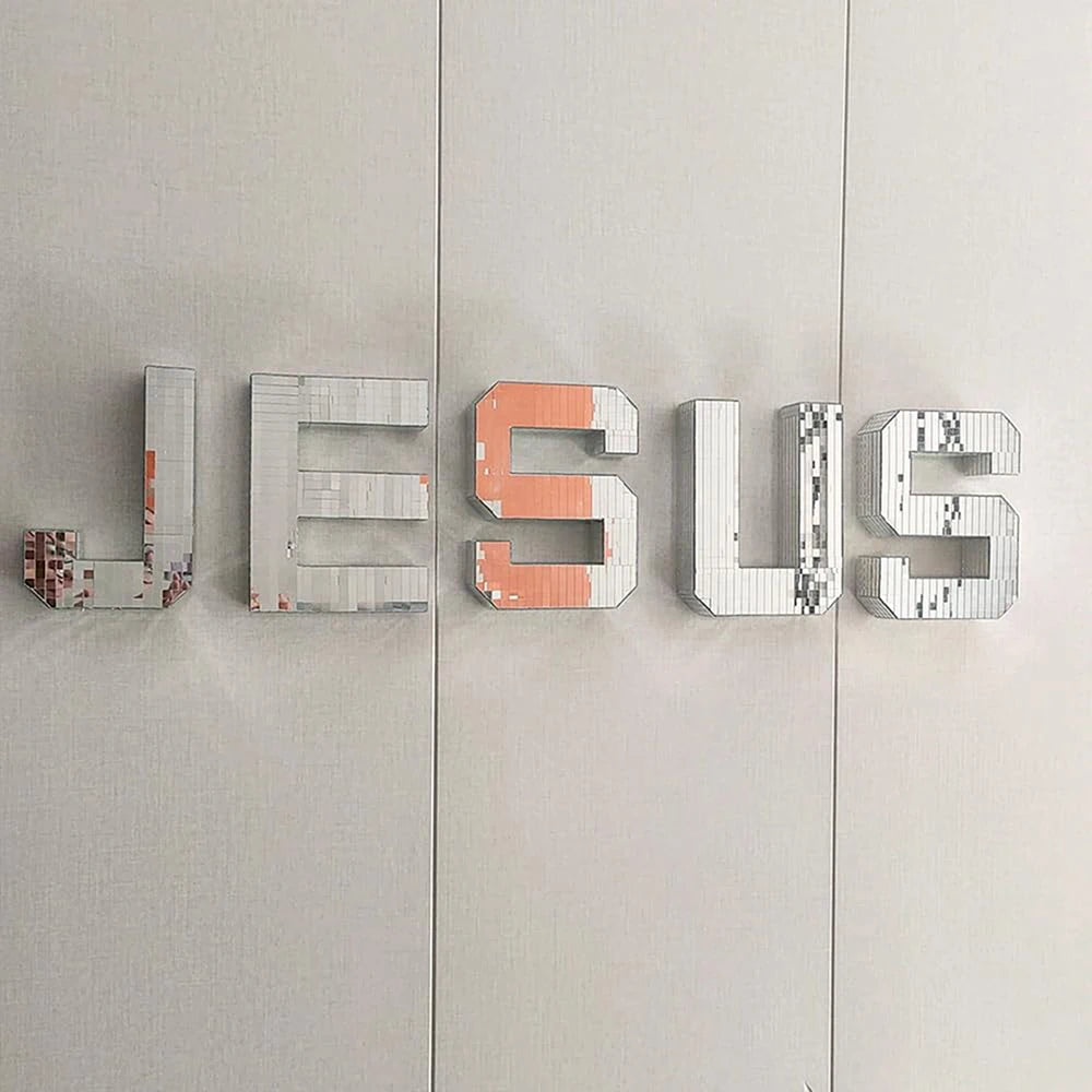 Collection de lettres décoratives multicolores formant un mot inspirant