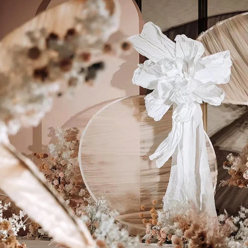 Fleur iris blanche sur fond de scène anniversaire