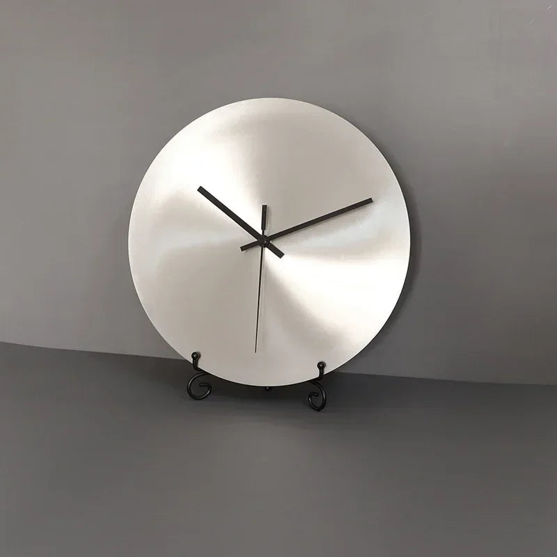 Vue de profil montrant l'épaisseur fine de 2,5 cm de l'horloge murale