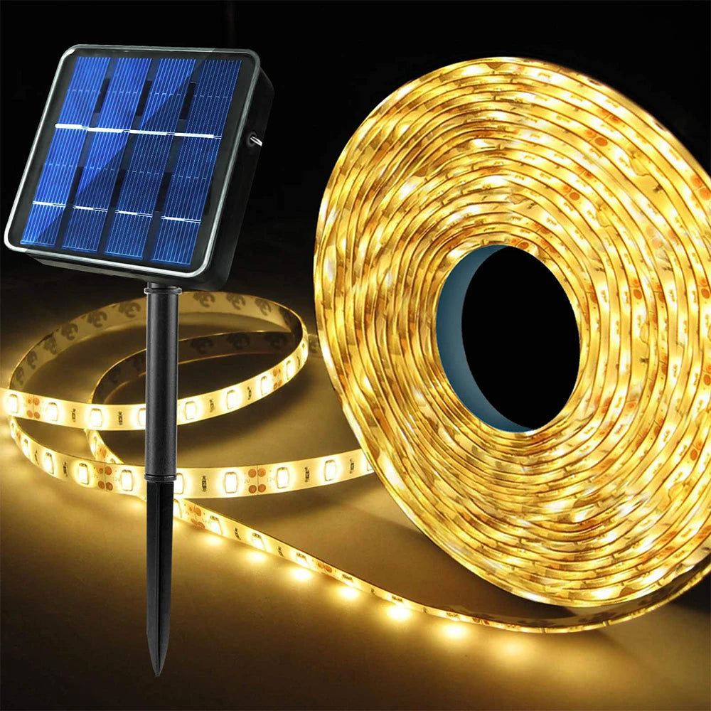 Bande lumineuse solaire LED 5m éclairant un jardin de nuit