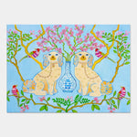 Une scène printanière apaisante avec deux chiens de porcelaine assis devant un vase décoratif, entourés de fleurs de cerisier roses et d'oiseaux colorés perchés sur les branches.