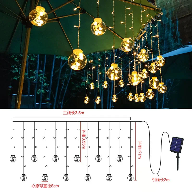Guirlande lumineuse solaire installée sur une terrasse pour ambiance festive