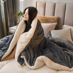 Housse de couette polaire double face rose sur lit Queen