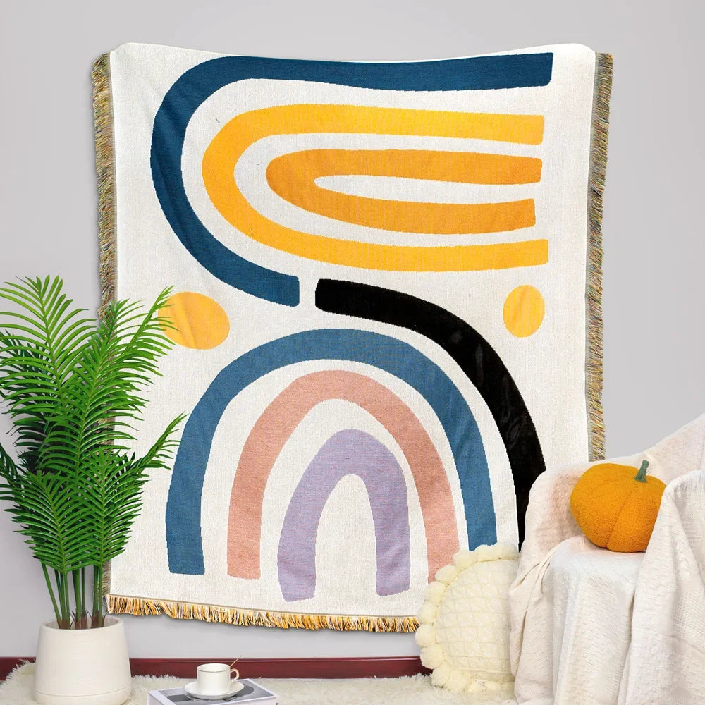 Une couverture murale aux formes et couleurs géométriques abstraites, créant une composition moderne et vibrante.