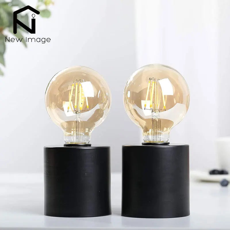Détail de la lampe de table noire avec verre ambré