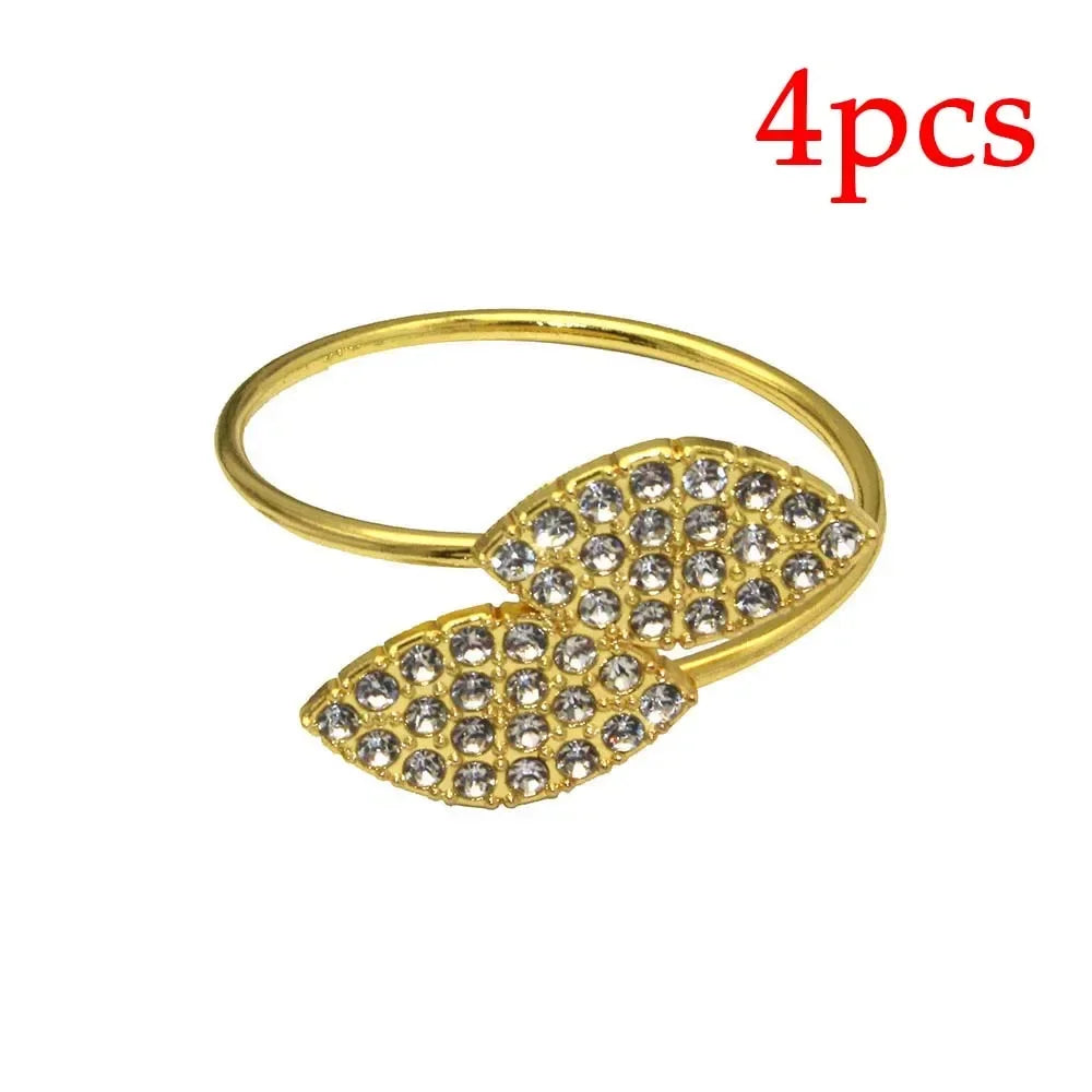 Bague dorée ornée de cristaux brillants, formant une forme de feuille élégante.