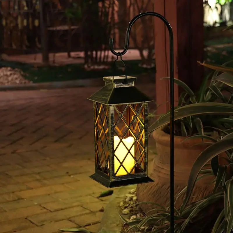 Lanterne solaire allumée créant une ambiance chaleureuse le soir