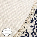 Un tapis en fibres naturelles de coton et de lin, fait main, avec un motif géométrique élégant sur un fond blanc crème.