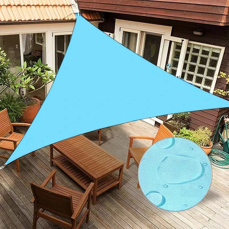 Voile d'ombrage triangulaire rouge installée sur un balcon
