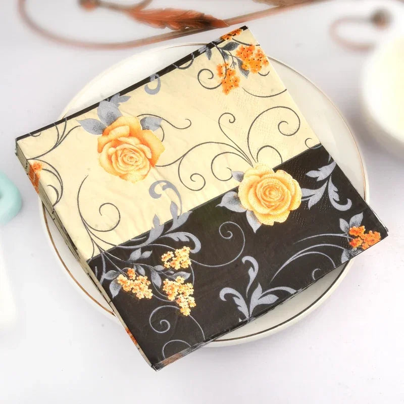 Napperon papier beige avec fleurs noires et roses sur table