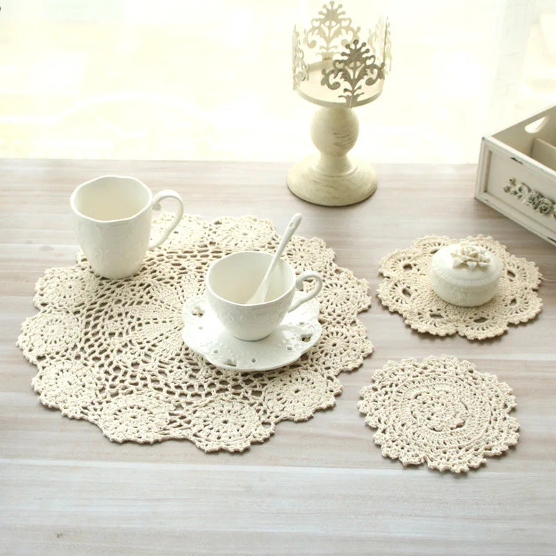 Napperon en coton crocheté main vintage blanc sur table en bois