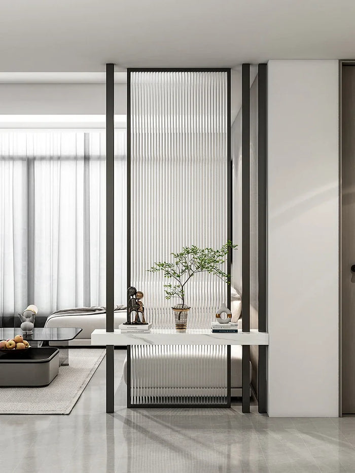 Cloison décorative en verre trempé et métal de couleur gris clair dans un salon moderne